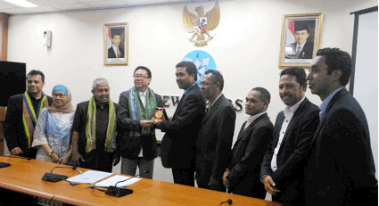 FOTO CI TIMOR LESTE - Prezidenti CI, Virgilho Guterres, akompanha ho nia membru sira simu prenda husi Ketua DPI, Yosep  “Standley” Adi Prasetyo ho membru sira iha Jakarta, Segunda (29/8/2016). 