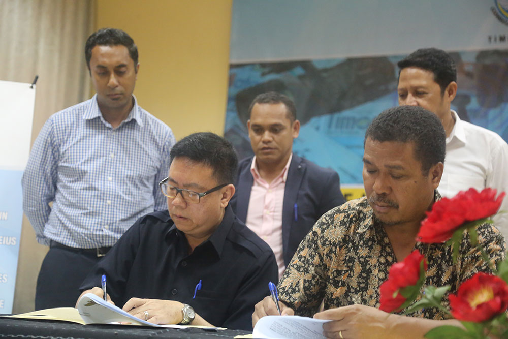 Foto Especial/CI Ketua DPI, Yoseph Adi Prasetyo asina akordu kooperasaun ho Presidenti CI, Virgilio da Sillva Guterres.  Iha Dili, 11 Nov 2016.